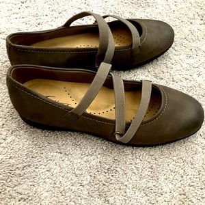 New Trotters brown leather MaryJane style flats Size 6.5
